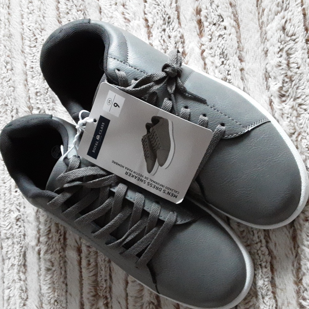 Royal class men's Dress sneakers size 9.